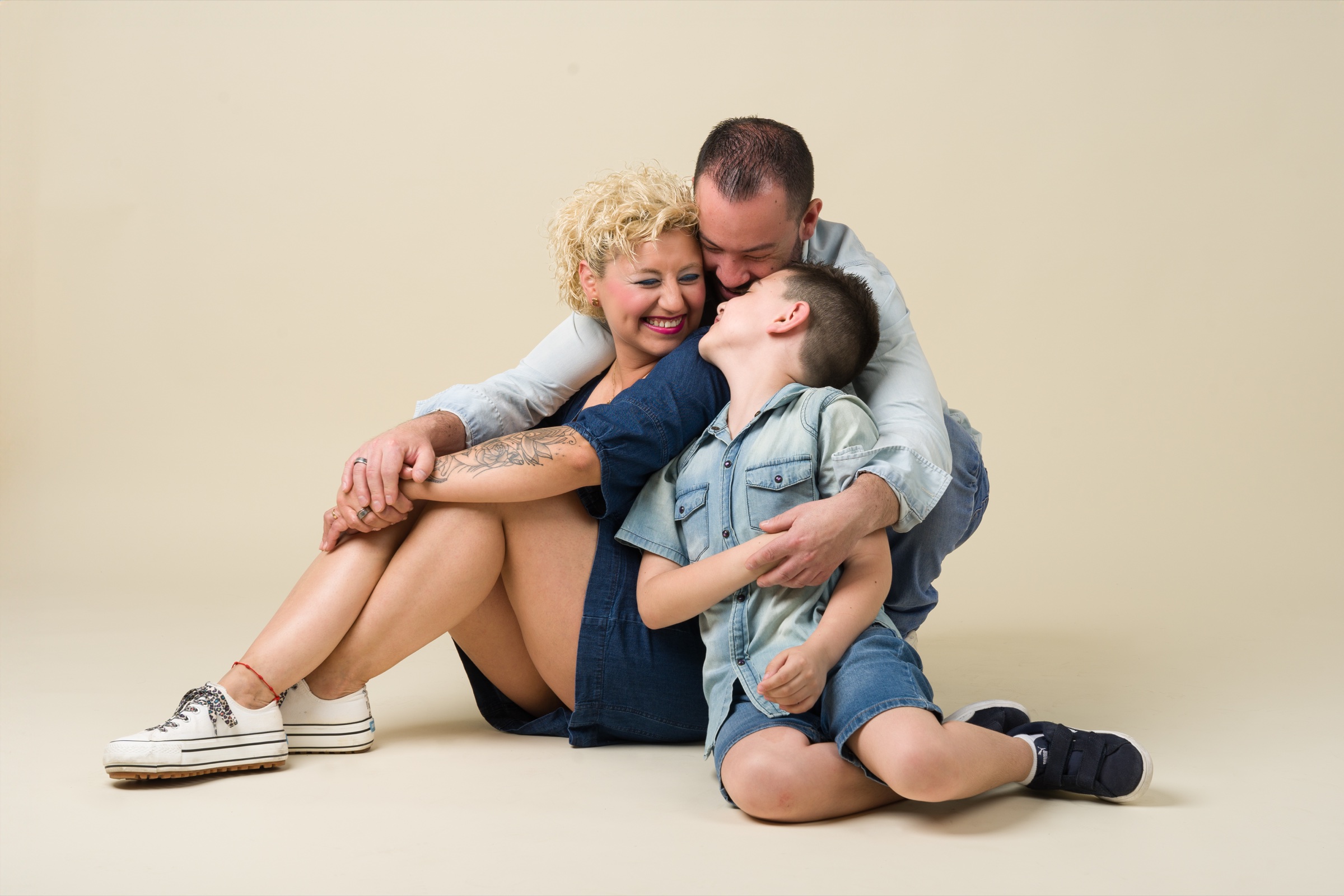 Familia reunida en un abrazo durante una sesión de comunión.