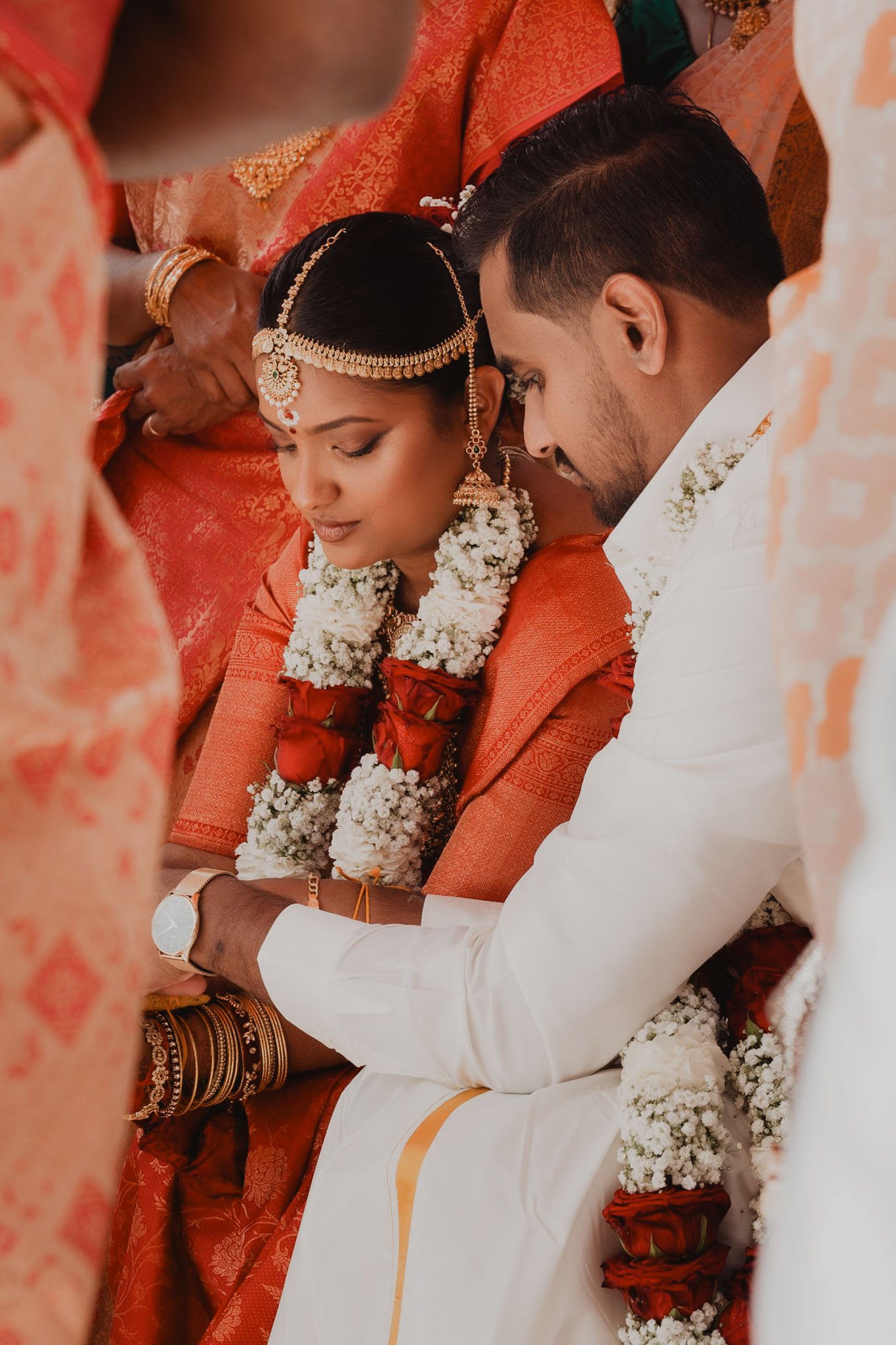 Una novia con atuendo tradicional rojo durante la ceremonia.