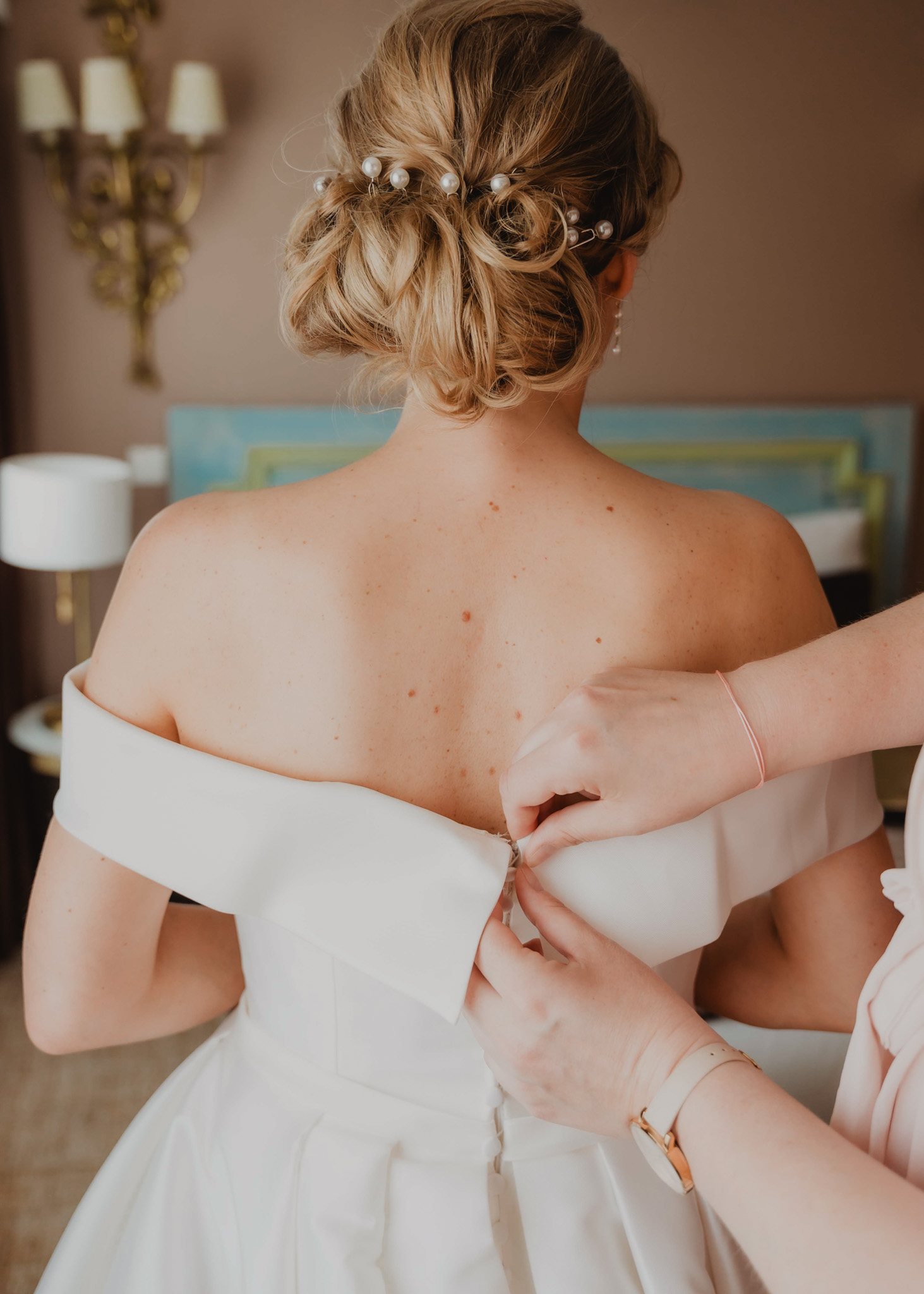 Una persona ajusta el vestido de la novia.
