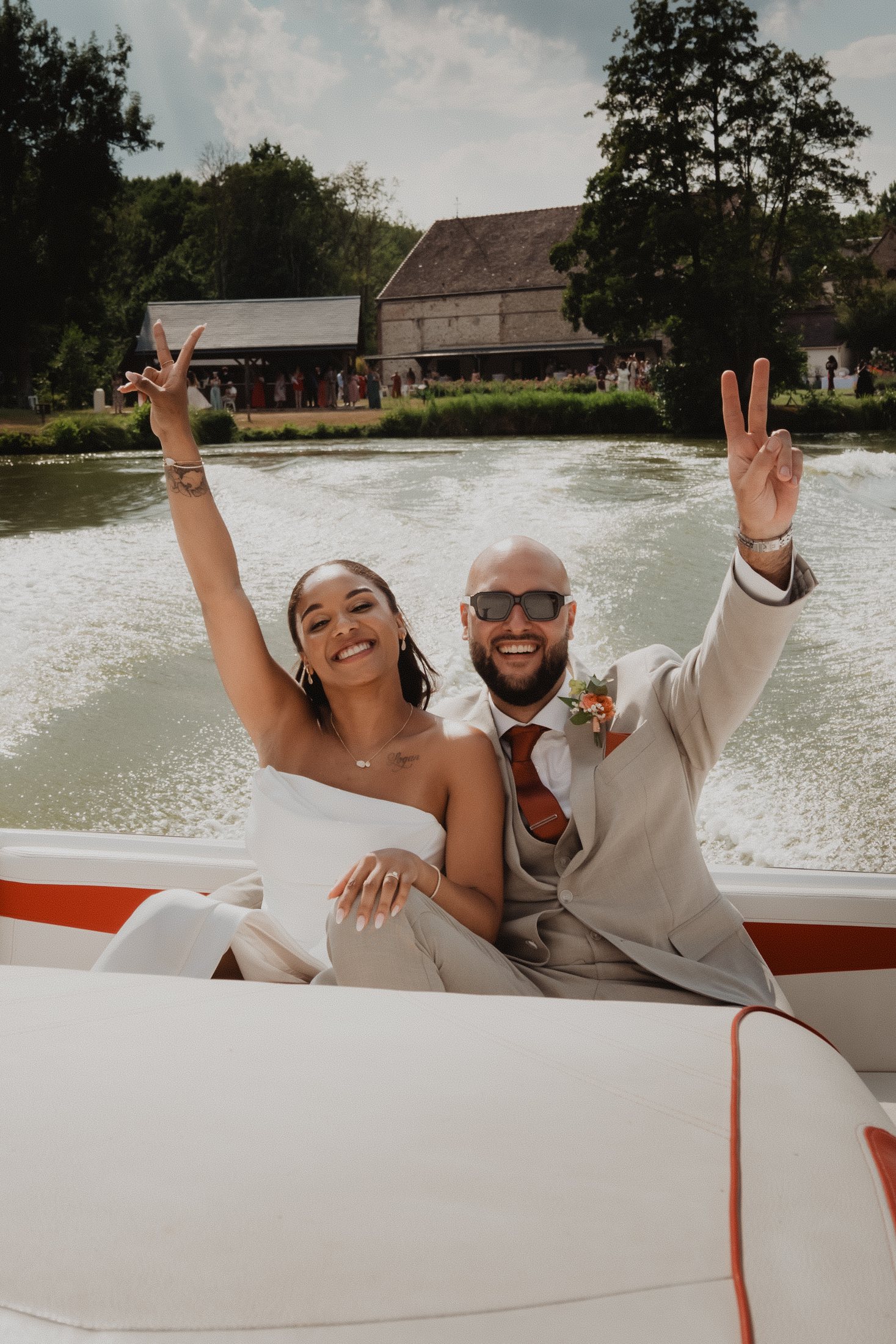 Una pareja celebra sonriente durante un paseo en barco.