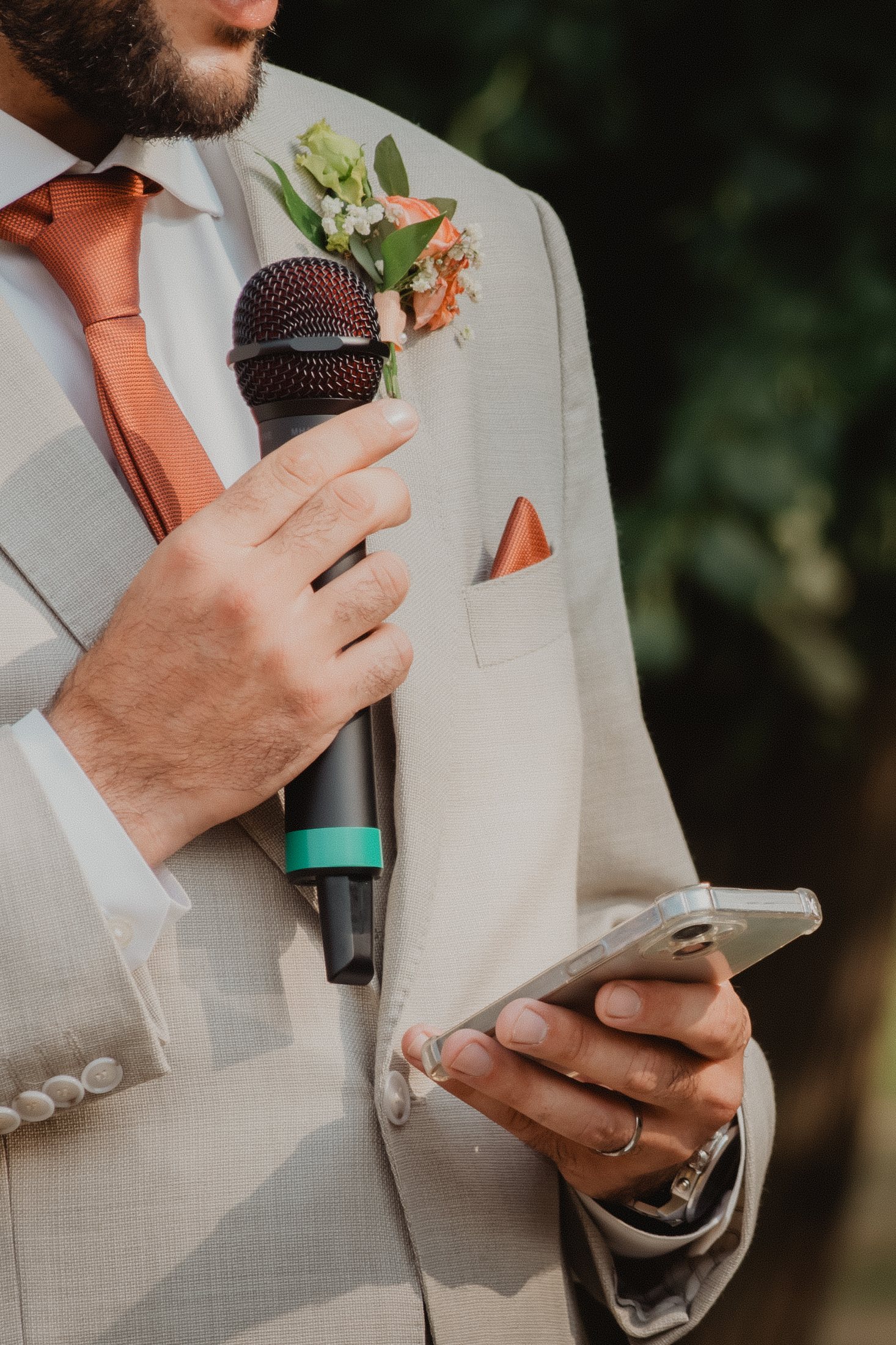 Detalle del traje y los accesorios del novio.