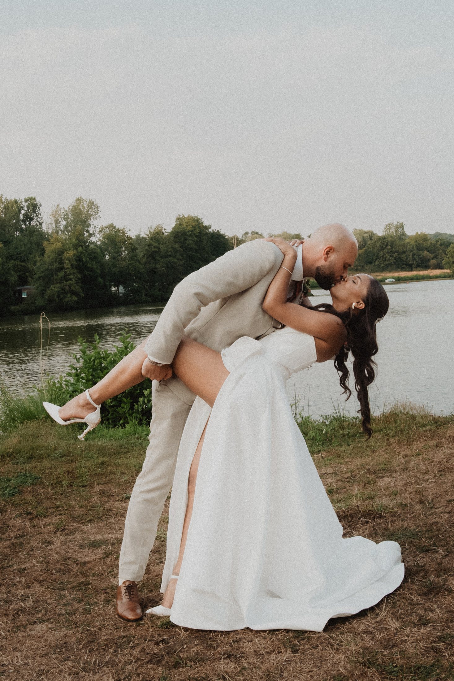 Un novio inclina a la novia durante un abrazo.