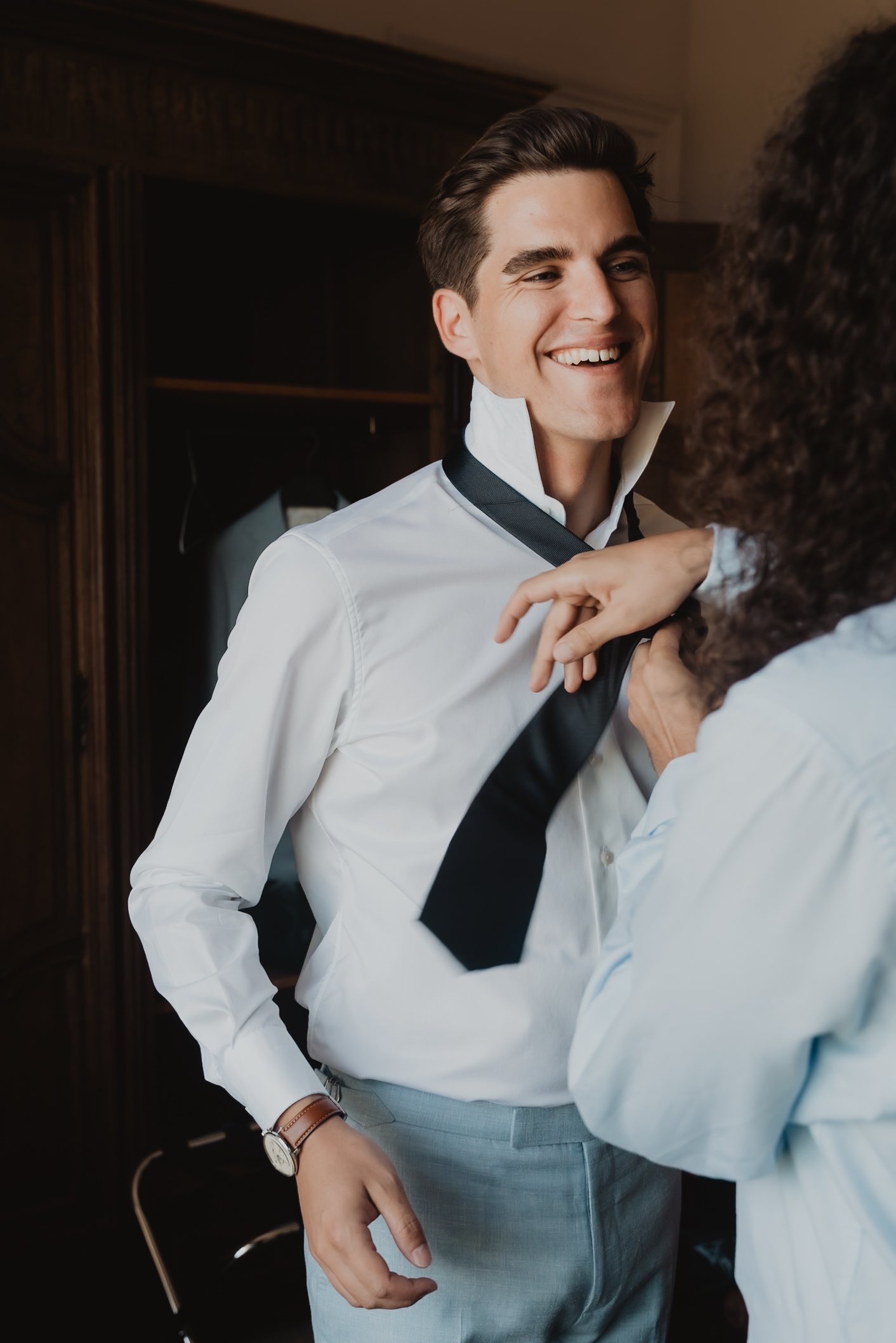 Un novio se ajusta la corbata.