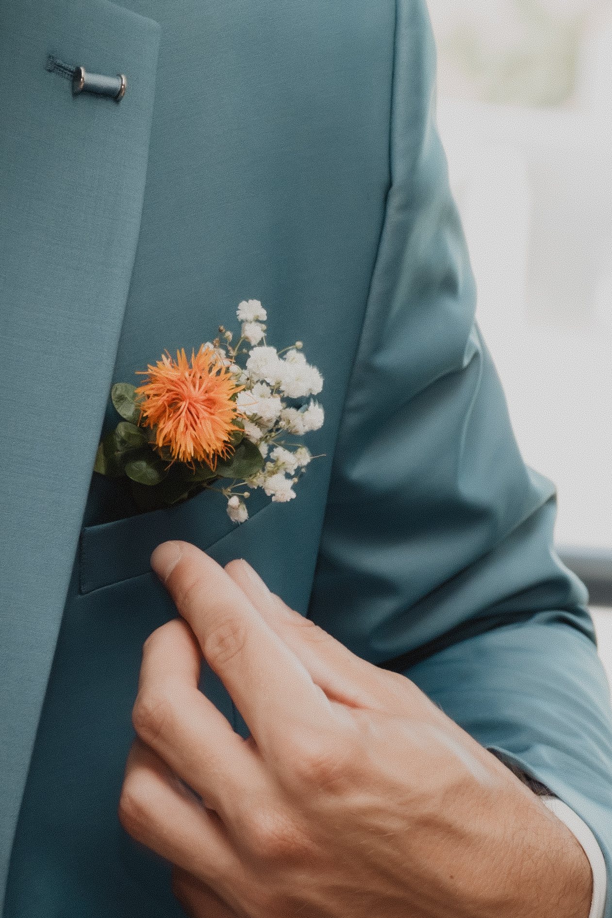 Detalle floral en la chaqueta del novio.