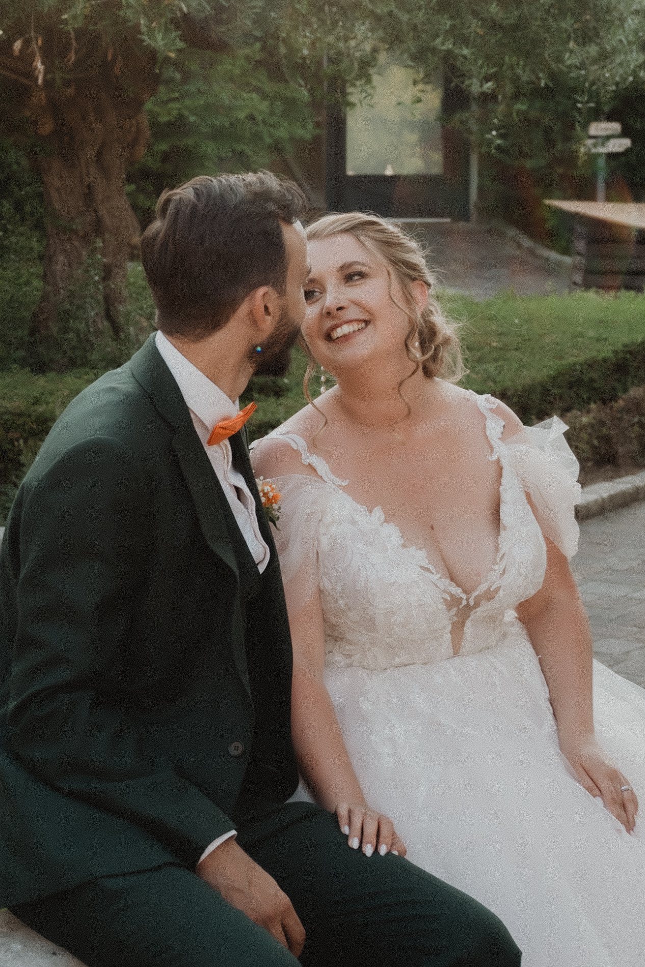 Una pareja sonríe junta después de la ceremonia.