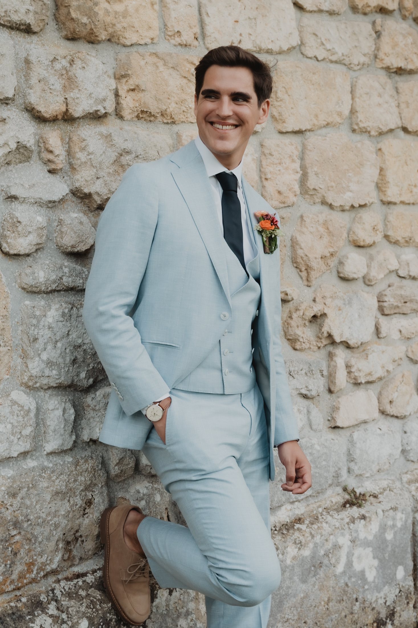 Retrato del novio con traje claro.