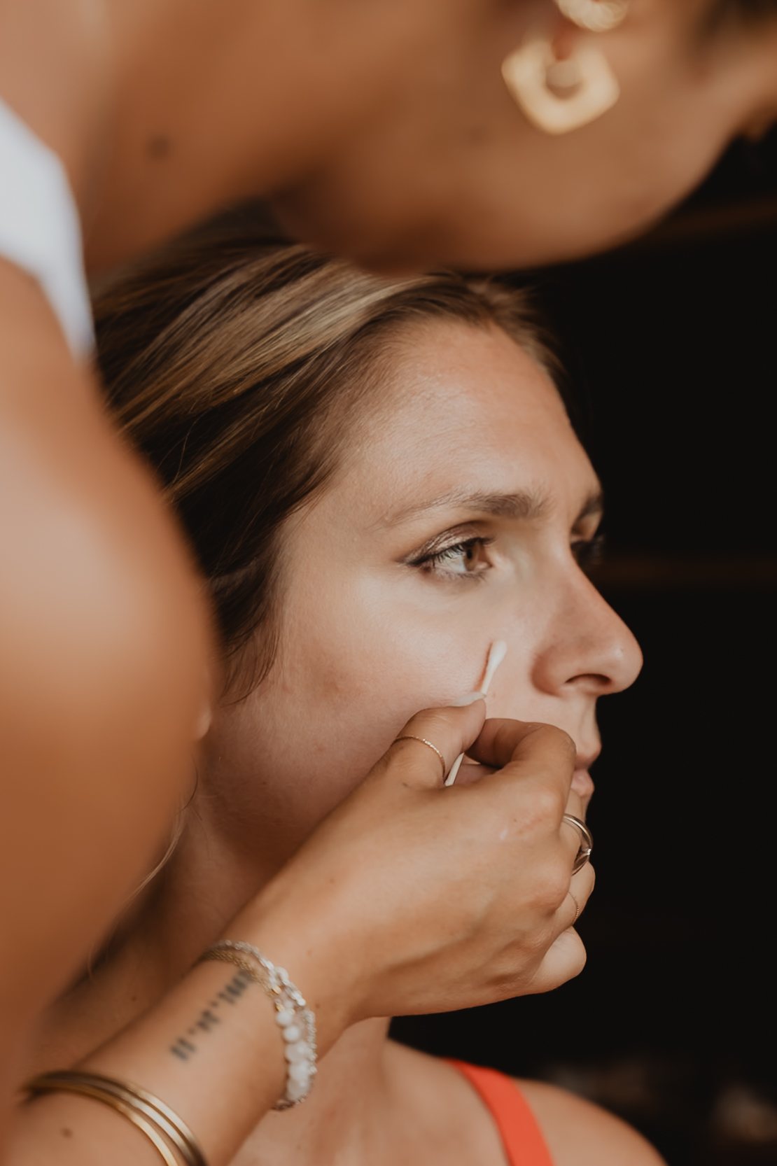 Primer plano de una novia durante el maquillaje.