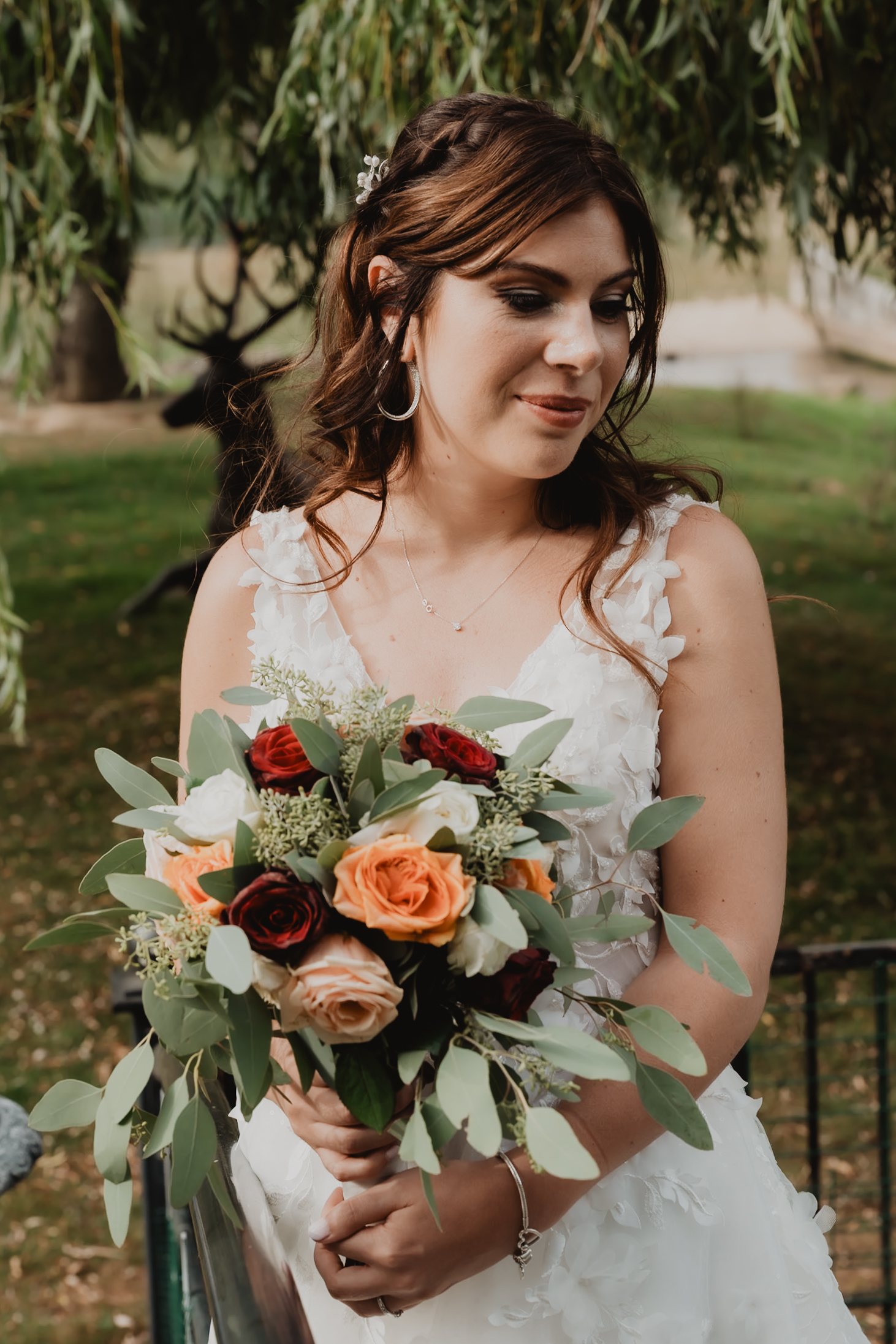 Una novia sostiene un ramo de flores coral.