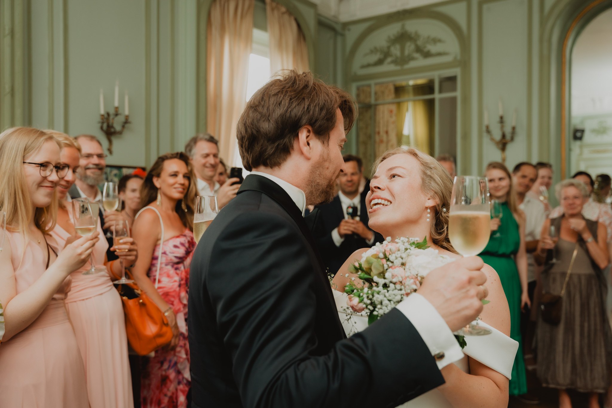 Una pareja baila rodeada por sus invitados.