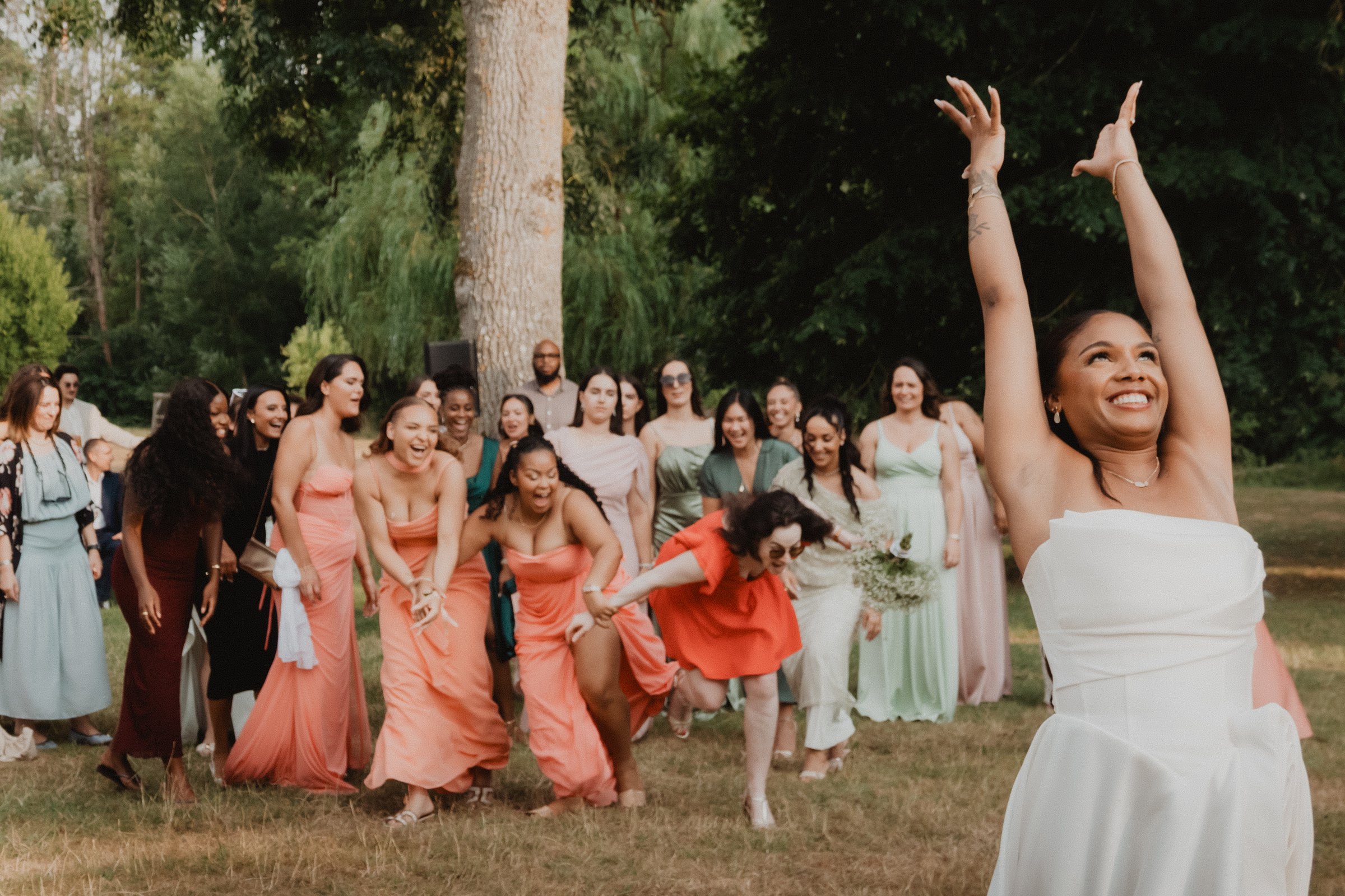 Una novia celebra al aire libre con sus amigas.