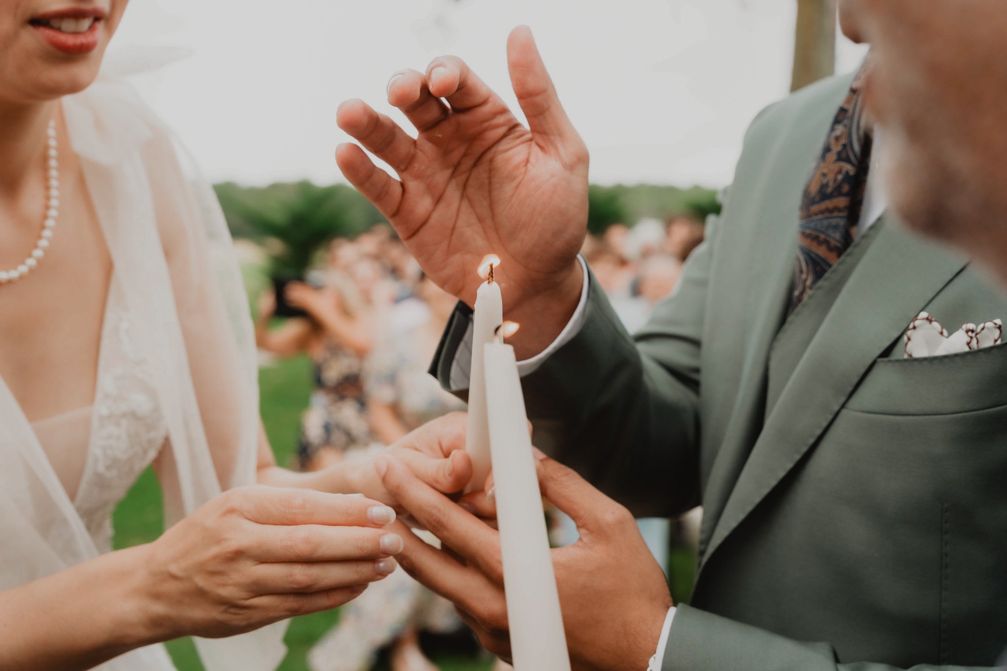 Encendido de una vela durante la ceremonia de boda.