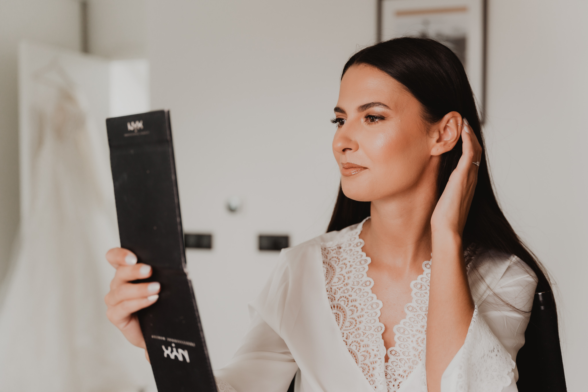 Una novia se mira en el espejo durante los preparativos de su boda.
